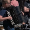 Skoczne rytmy piosenki zespołu Enej, grupy muzyczne, taneczne, oraz artystyczne. Plac Zamkowy w Jezioranach zamienił się w plan teledysku typu flash mob. Jedno ujęcie, brak możliwości powtórki. Jak się udało?