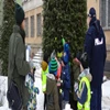 Piscy policjanci zaprosili tamtejsze przedszkolaki do wspólnego rozbierania odblaskowej choinki.