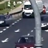 Samochód stojący w korku zapalił się. Na szczęście policjant, który przypadkowo zobaczył to zdarzenie, ugasił ogień.