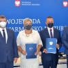Wojewoda warmińsko-mazurski podpisał z samorządowcami pierwsze umowy z nowego rozdania funduszy na poprawę bezpieczeństwa pieszych.