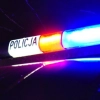 Policjanci pomogli młodemu mężczyźnie, który owinięty w koc szedł drogą w okolicy Bartoszyc.